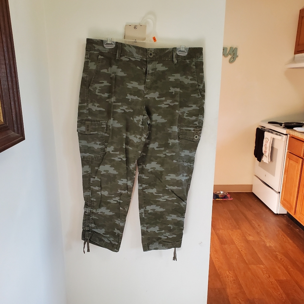 Eddie Bauer Camouflage ladies Crop Pants 🩳SZ 10
